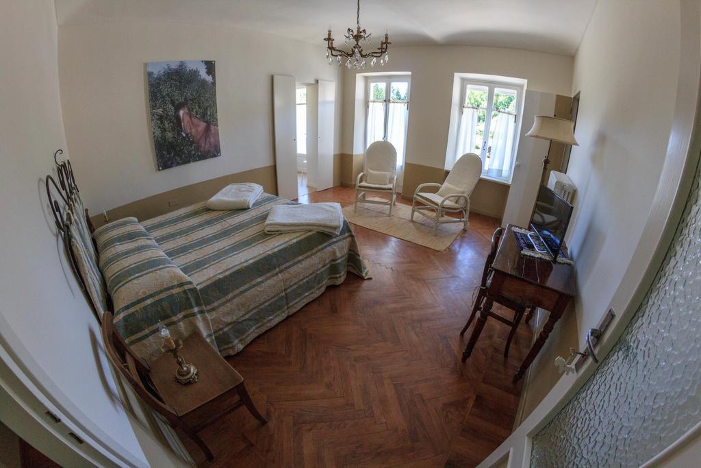 B&B Lo Scudiero Castelnuovo Don Bosco Ruang foto